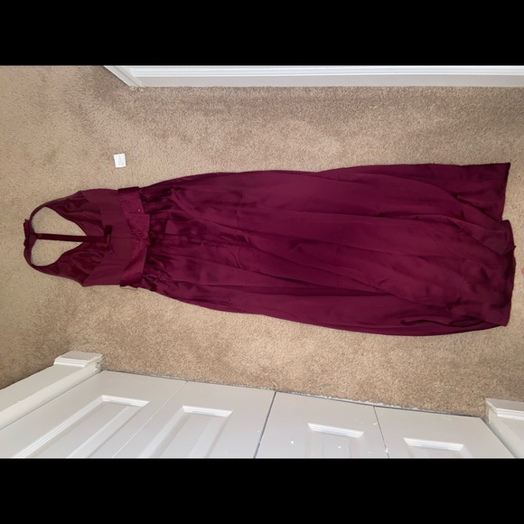 Vera Wang v-neck halter gown - Picture 3 of 5